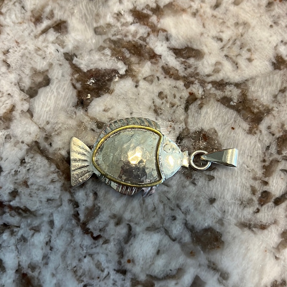 Beautiful 🐠large fish with large bale to wear on your chain. Silver 925real.🐠
